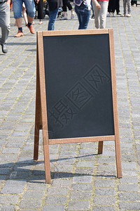 空白黑板广告在步行街的框架标背景图片
