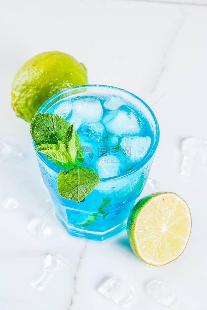 夏季丰富多彩的饮料含石灰和薄荷白色大理石背景复制空间的冰蓝环图片