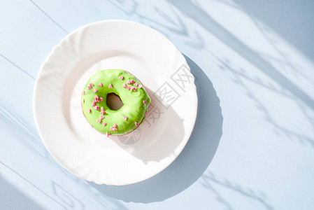 甜圈覆盖着绿色玻璃图片