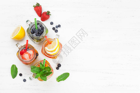 带有夏季水果和浆果的新鲜柠檬水罐顶视图图片