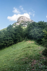 斯洛伐克卢坎斯卡马拉法特拉山的MalyKlak山从草地上的岩石山图片
