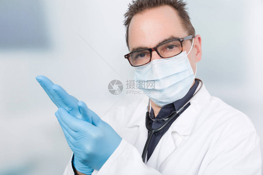 医生戴上他的医用手套图片