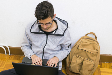 拥有大学或大学计算机和背包的学生人图片