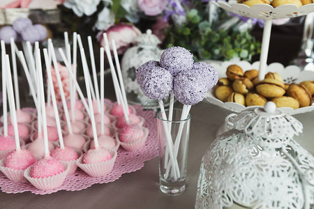 节日庆祝的粉红色糖果棒生日聚会或婚礼的甜蜜自助餐木质背景的甜点分图片