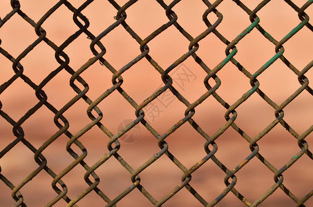 铁网制造的栅栏铁丝网被扭曲图片