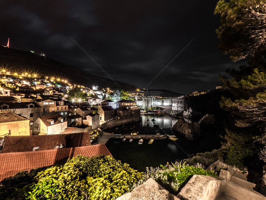 Dubrovnik市的美丽夜景照片图片