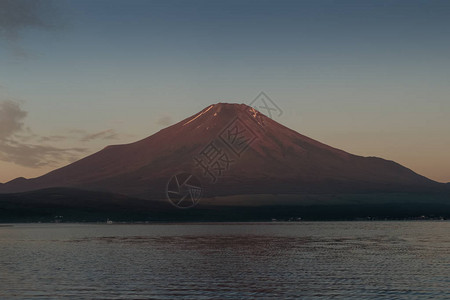 富士山与夏天日出的红色图片