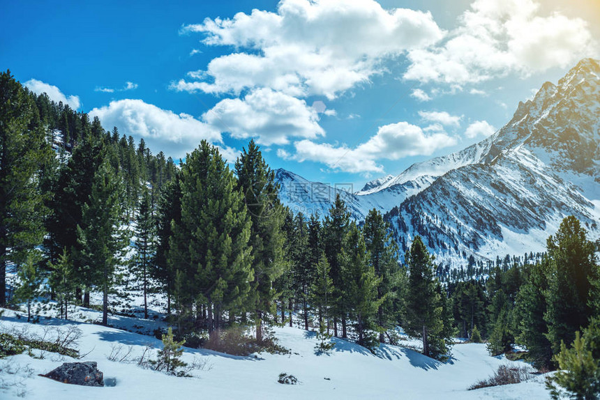 桑尼天气中岩石山峰上积雪高峰的风景自然图片