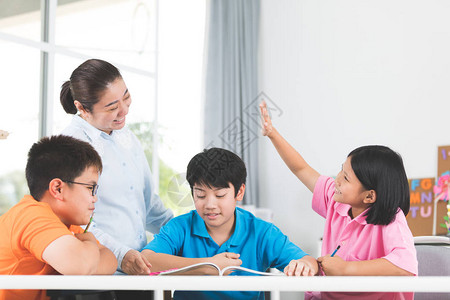 年轻的亚洲教师在课堂上问幼背景图片