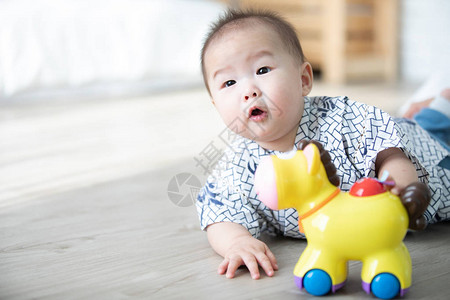 亚裔男孩在地板上图片