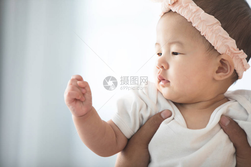 女婴寻找小手图片