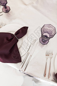 白色背景的餐具餐具和眼镜的餐桌布置照片图片