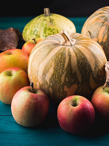 南瓜苹果和叶子的秋天收获概念图片