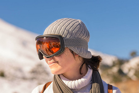 身戴雪眼镜的女人在图片