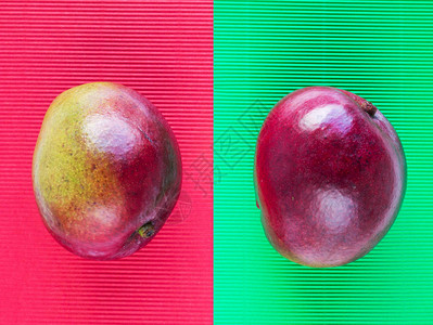 红色和绿色芒果水在反颜色背景的面纸背景图片