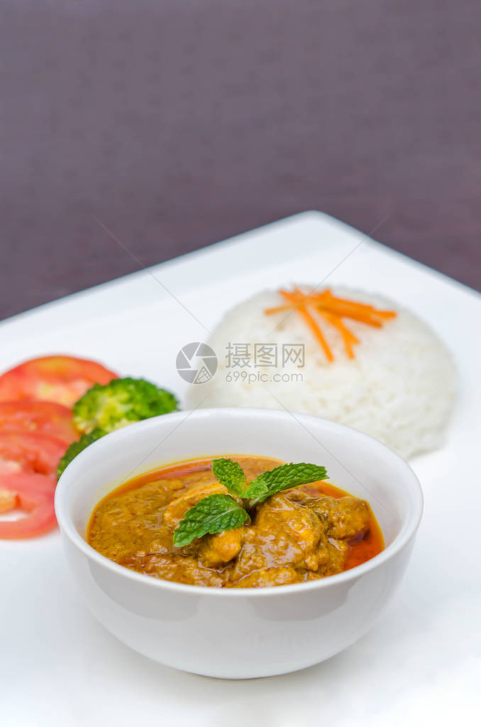 鸡肉咖喱配米饭和蔬菜图片