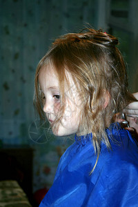 一个小女孩在理发过程中图片