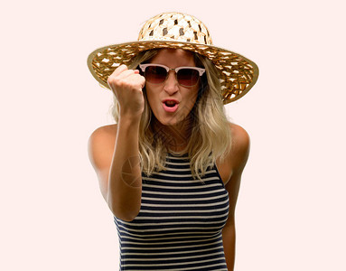 年轻女穿着暑假帽子戴太阳眼镜图片