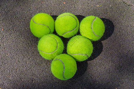 网球在野外的特写上在图片