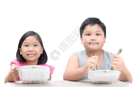 兄弟姐妹在白色背景中隔离的泡沫盒中吃炒饭垃圾食品图片
