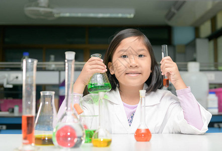 小科学家在化学实验室用试管做实验外套的小科学家科图片