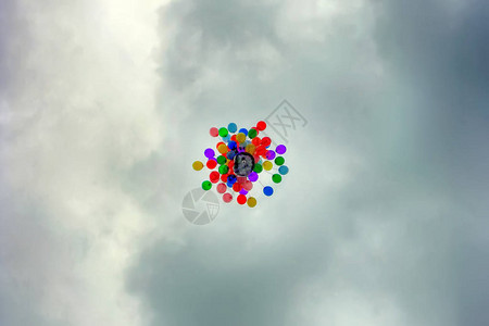 色彩多的气球飞向高空在天空图片