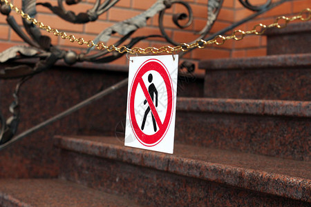 禁止行人移动的公路标志挂在楼梯上方图片