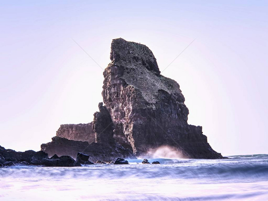 夜光照耀着斯凯岛Talisker湾的岩石巨石和悬崖图片