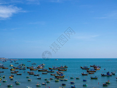 渔人村市场与篮船在越南美奈的海景图片