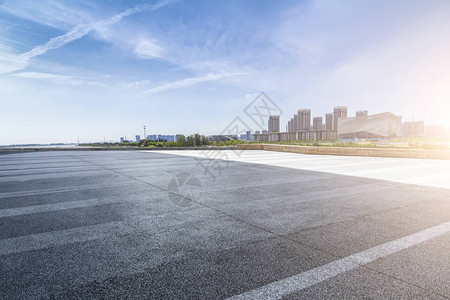 全景天际线和空旷道路的建筑物图片