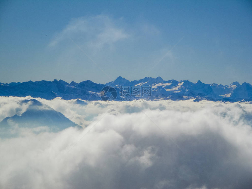 令人惊异的空中观测到来自Swishzerland山丘上山峰上空的迷雾swisa图片