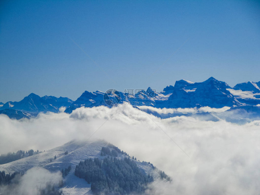 令人惊异的空中观测到来自Swishzerland山丘上山峰上空的迷雾swisa图片
