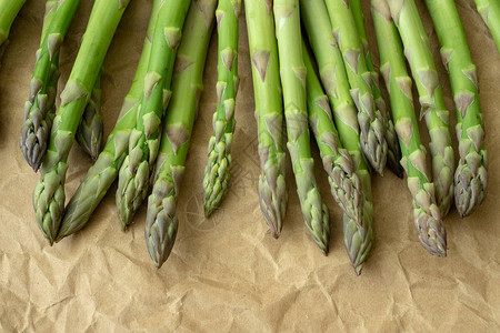 棕色包装纸上的新鲜绿春蔬菜Asparagusoffici图片