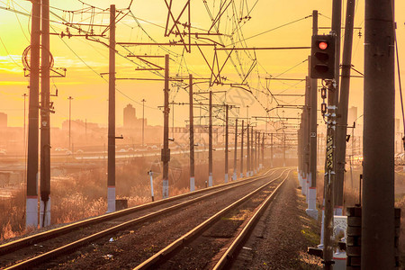 俄罗斯铁路上的日落图片