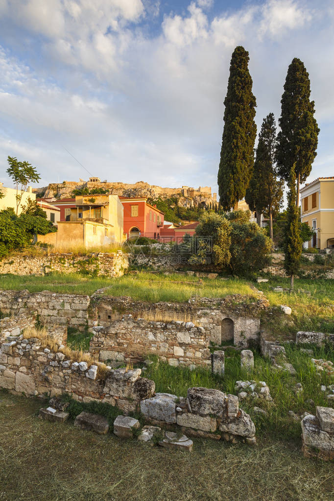 希腊雅典市中心古希腊阿戈拉遗址和普拉卡新古典主义建筑的图片