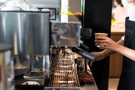 咖啡店咖啡机和旧式过滤器的平均手工制作量Busistahand图片