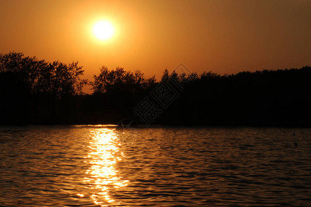 在海面背景的日落时图片