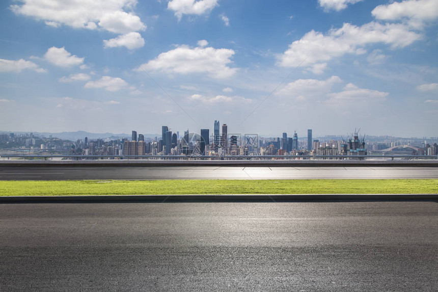 全景天际线和空荡的道路重庆citychina图片