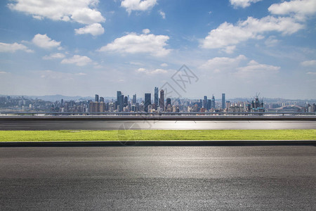 全景天际线和空荡的道路重庆citychina图片