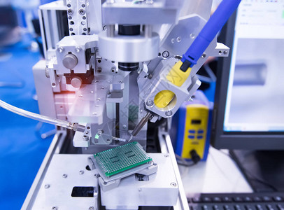 印刷电路板工业制造厂的机器人机械件背景图片