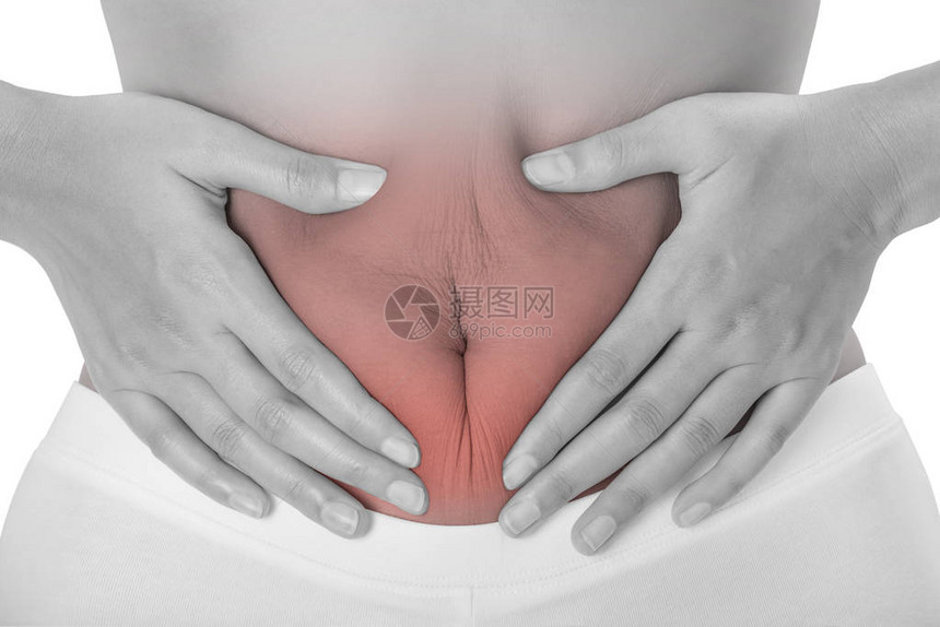 女人双手抱着她的腹部在疼痛区域图片