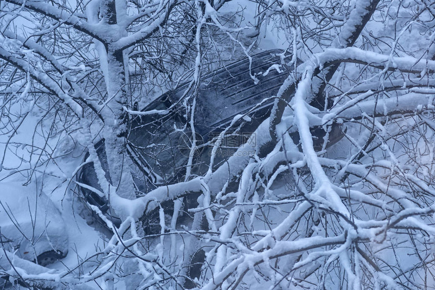 冬时和深雪中的汽车图片