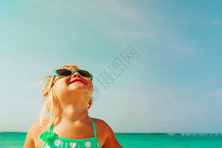 快乐可爱的小女孩享受海滩度假图片