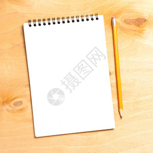 商业基本需要木材案桌背景的螺旋空白笔记本和图片