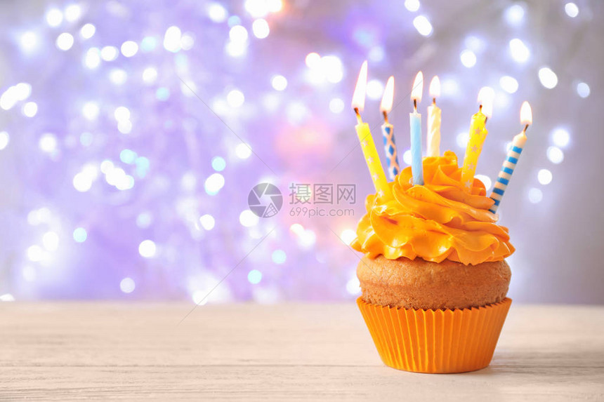 美味的生日蛋糕桌上有蜡烛在模糊图片