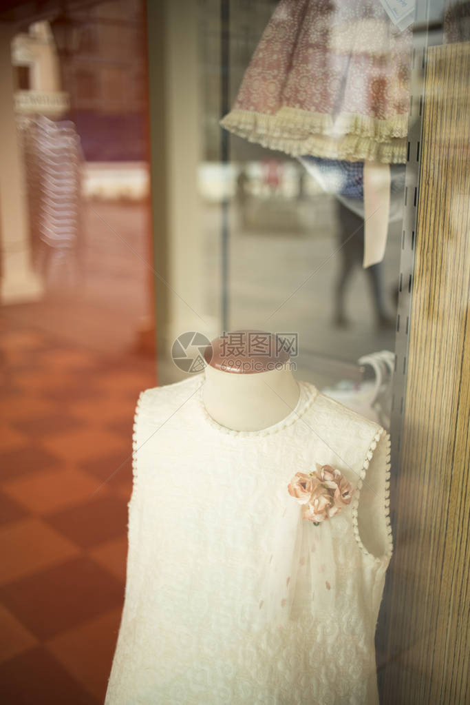 童装时尚商店橱窗儿童商店人体模型儿童假人穿着图片