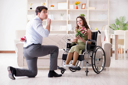 向轮椅残疾妇女提出结婚求的图片