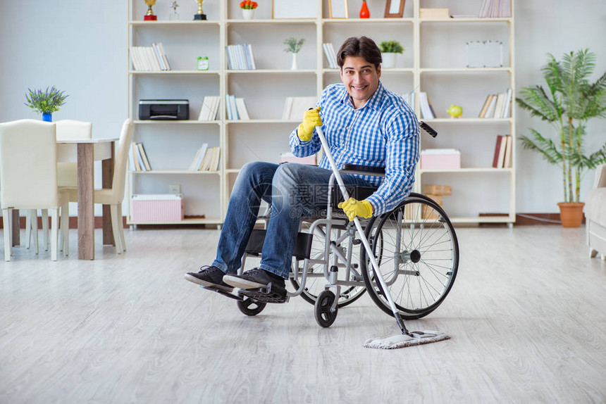轮椅上的残疾人清洁家图片