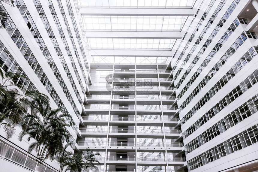 蓝天上白色办公楼的现代高科技设计建筑新技术大办公室内图片