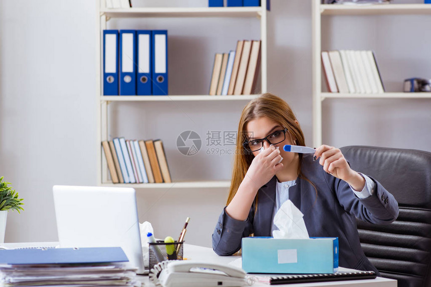 女商人员工在办公室生病图片